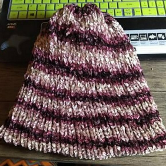 4 skeins of Bernat Crushed Velvet yarn in the colourway "Ginger Plum" - Picture 7 of 7